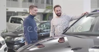 两个白人男子站在汽车经销商和看汽车的肖像。 朋友选择<strong>新</strong>车。 汽车租赁